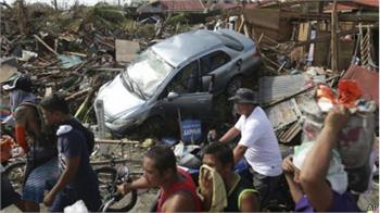 Aid trickles in to typhoon-hit Philippine islands