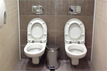 Jokes erupt online at twin toilet photo in Sochi