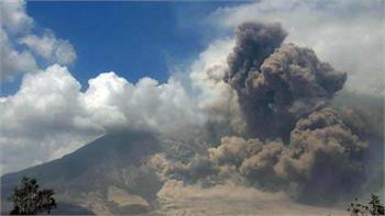 Volcano erupts in Indonesia: 76,000 evacuated, most of Java’s airports shut