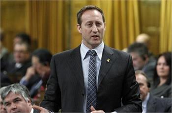 Peter MacKay apologizes for throwing documents about murdered, missing Aboriginal women